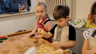 Dzieci wycinają ciasteczka