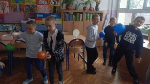 uczniowie uczestniczą w zabawach Andrzejkowych