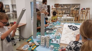 dzieci budują mikro domy na warsztatach naukowych