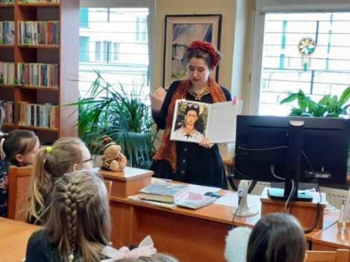 uczniowie poznają historię Friedy Kahlo