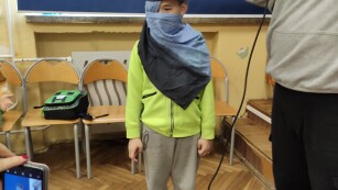 uczeń  w marokańskiej chuście